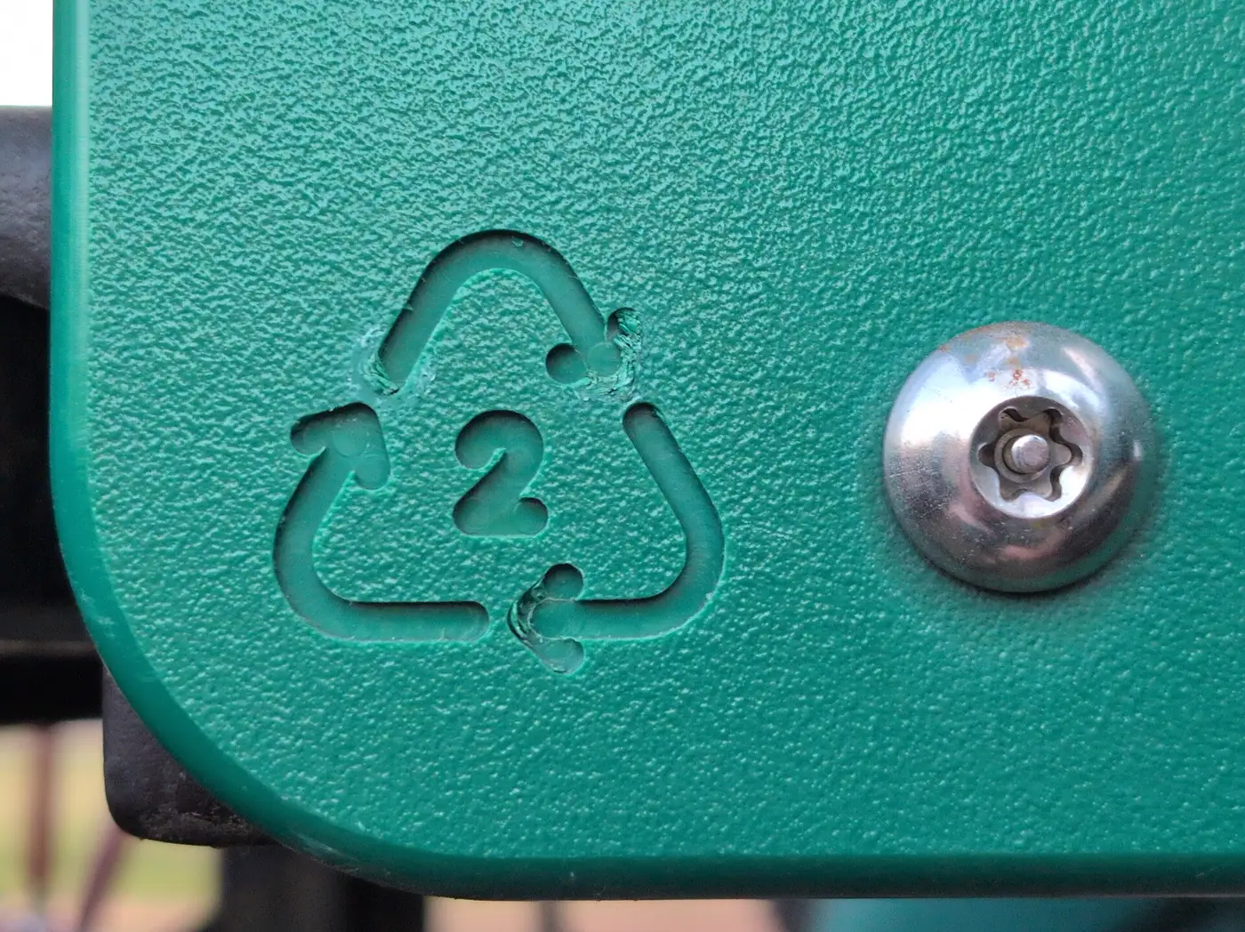 Symbol recyklingu z cyfrą 2 oznaczający HDPE wytłoczony na elemencie z tworzywa